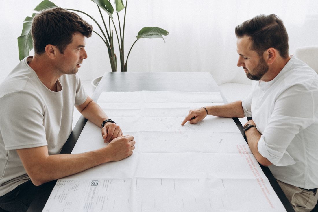 Markus Schütz und Dennis Spira bei der Abstimmung eines Elektroplans im Büro in Brüggen